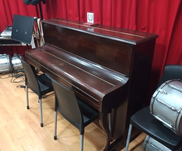 Donan un piano a la Banda Infanto Juvenil 