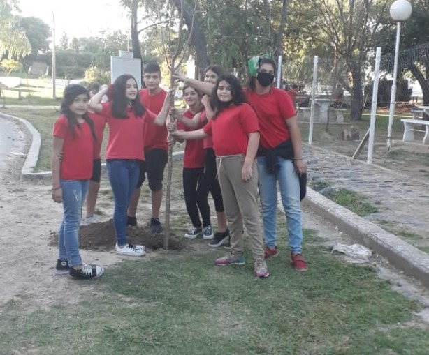 FORESTACIÓN CON LOS ALUMNOS DE LA BANDA EN EL CAMPING DE LA INSTITUCIÓN